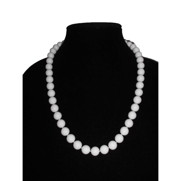 White Plastic Celluloid Beaded Necklace Twist Clasp Closure vINTAGE - Picture 1 of 4